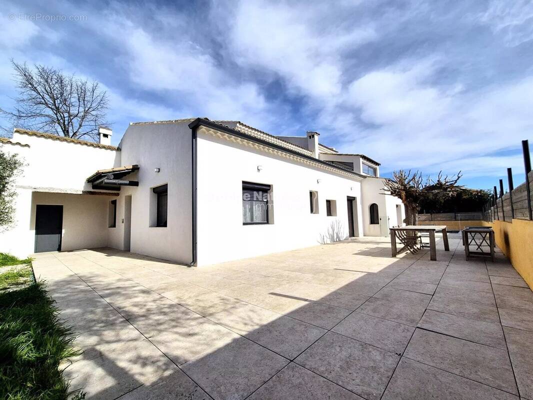 Maison à ENTRAIGUES-SUR-LA-SORGUE