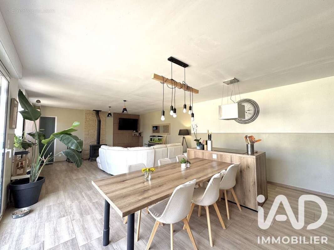 Maison 270 m² à Poligny  - photo 2