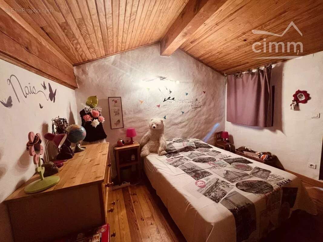 A vendre une grande maison avec jardin et garage - photo 18