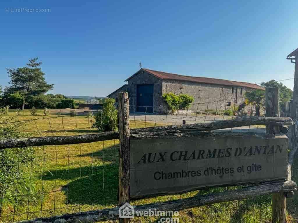 Activité de gîte et chambres d'hôtes - Maison à MENOMBLET