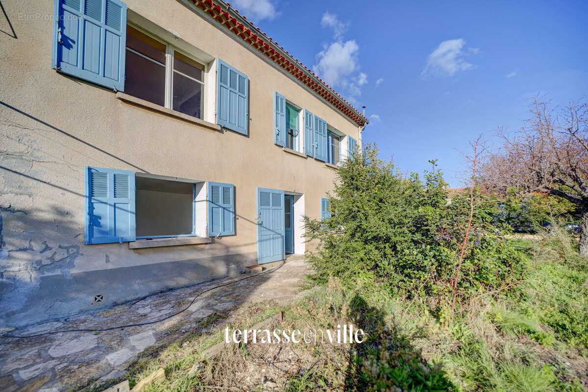 Appartement à CEYRESTE