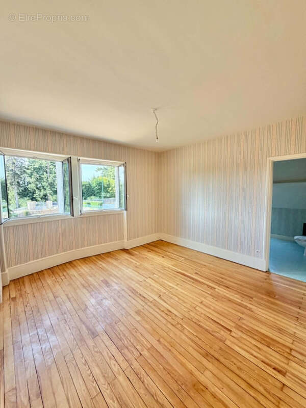 ORCINES   Belle maison familiale de caractère sur terrain de 4 000 m2 - photo 3