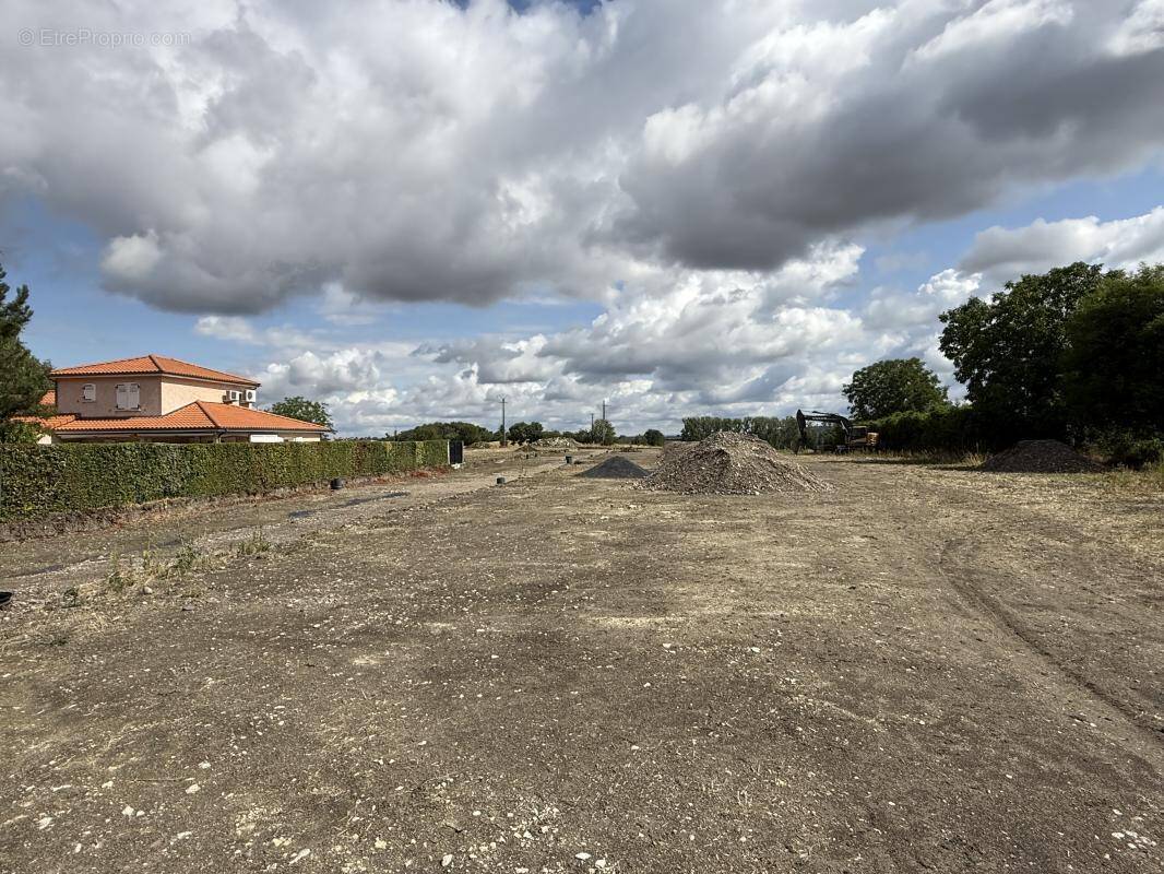 Terrain à REIGNAT