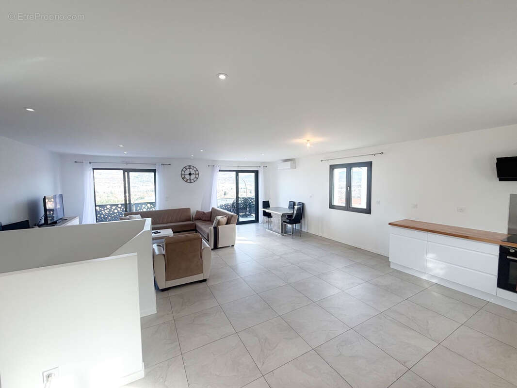 Maison à LES MARTRES-DE-VEYRE