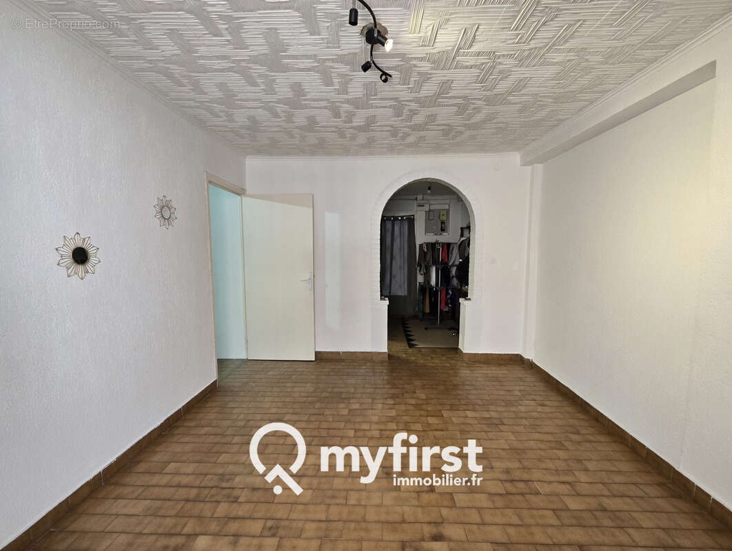 Maison de deux pièces et un grand hangar. - photo 6