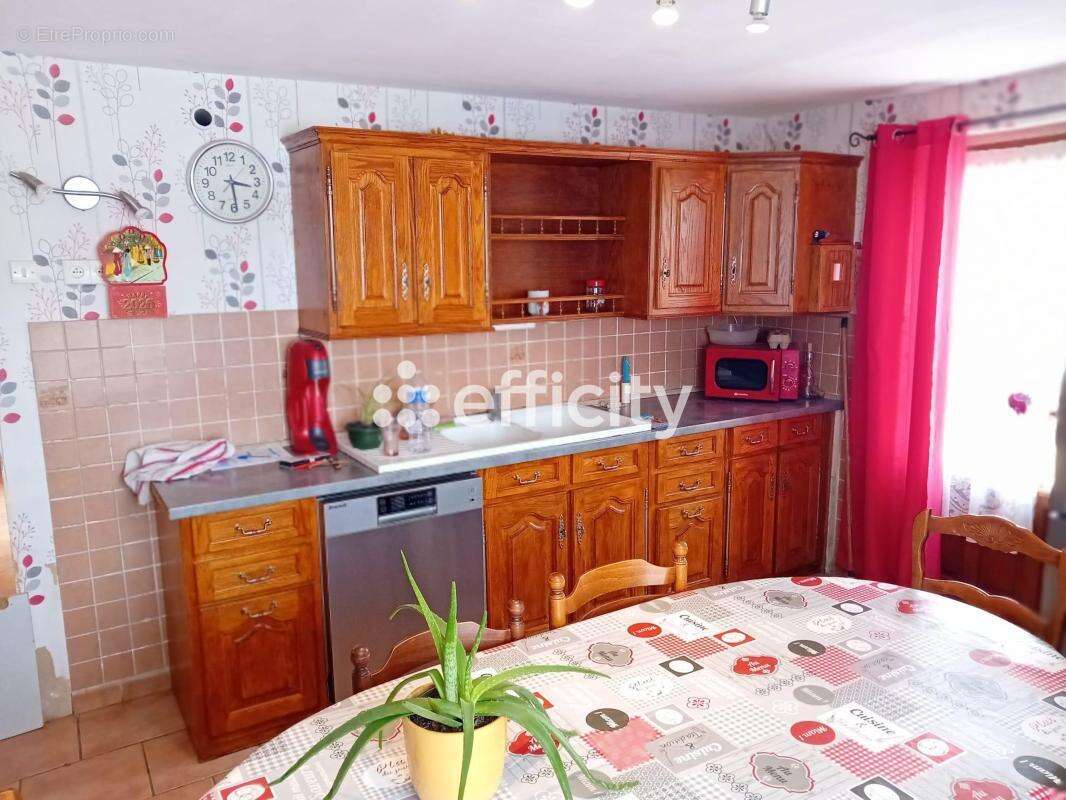 Maison 148 m² à Saint-Patrice  - photo 3