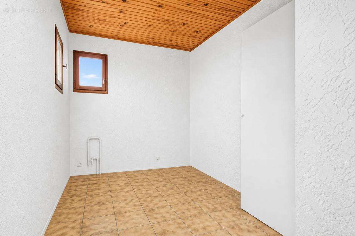 Maison à ENTRAIGUES-SUR-LA-SORGUE