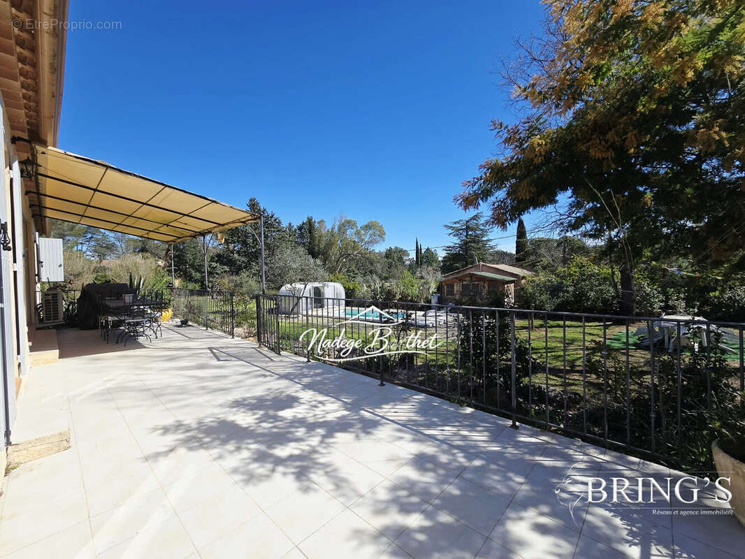 Terrasse - Maison à SAINT-MAXIMIN-LA-SAINTE-BAUME