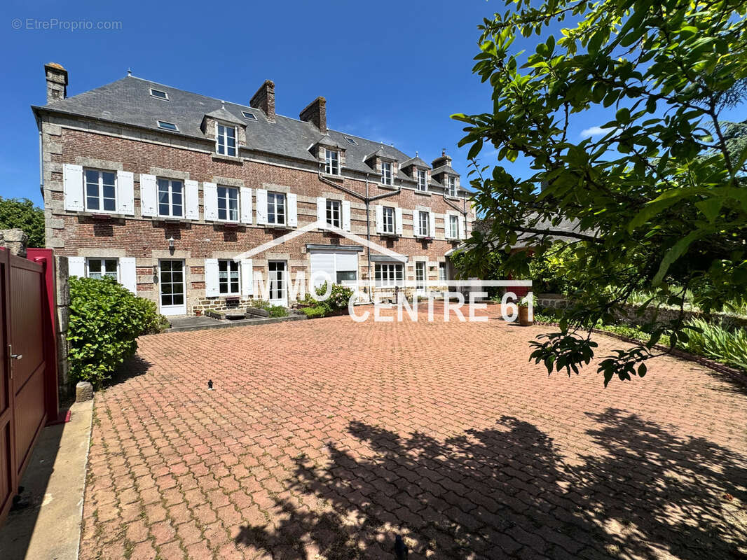 Maison à CARROUGES