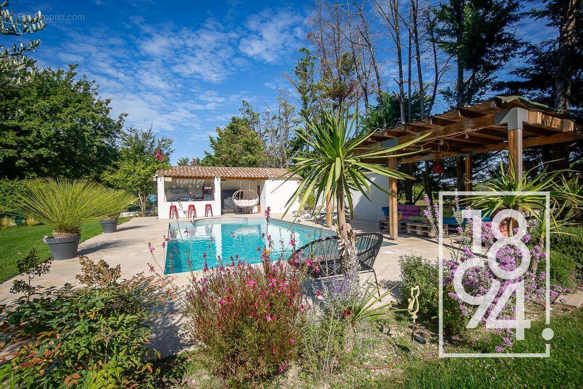 Maison 6/7 pièces de 215m2, terrain paysagé 3350m2, piscine, pool house, City stade, terrain de boule et 15 places de parking - photo 12