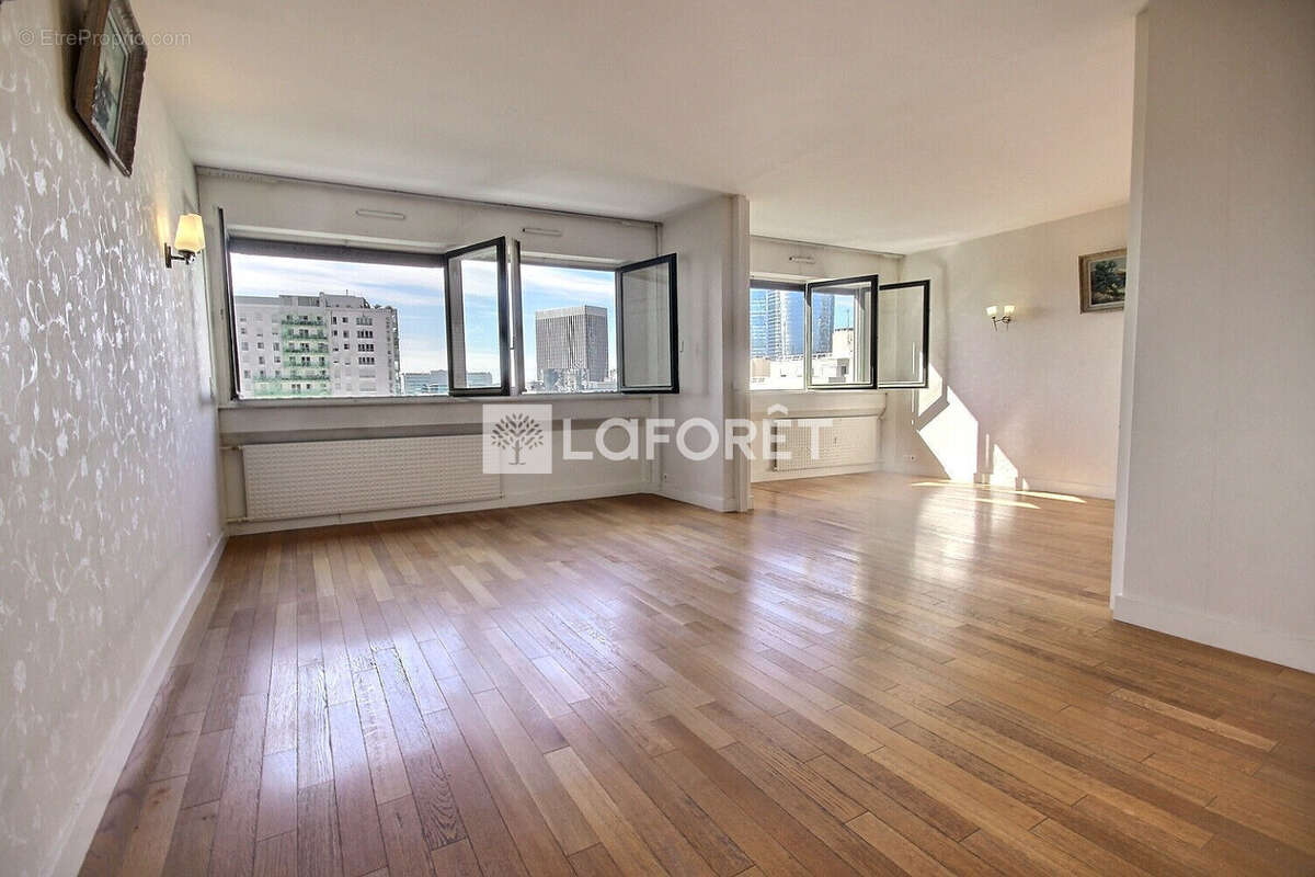 Appartement à COURBEVOIE