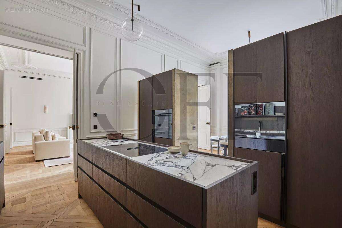 Appartement à PARIS-8E