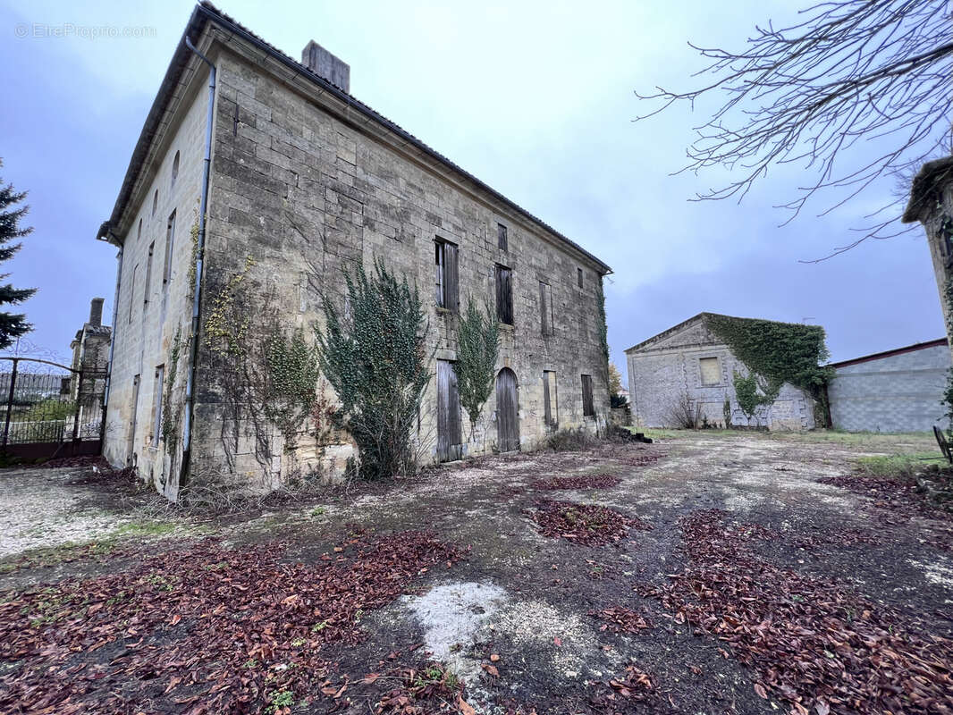 Maison à SAINT-PHILIPPE-D'AIGUILLE