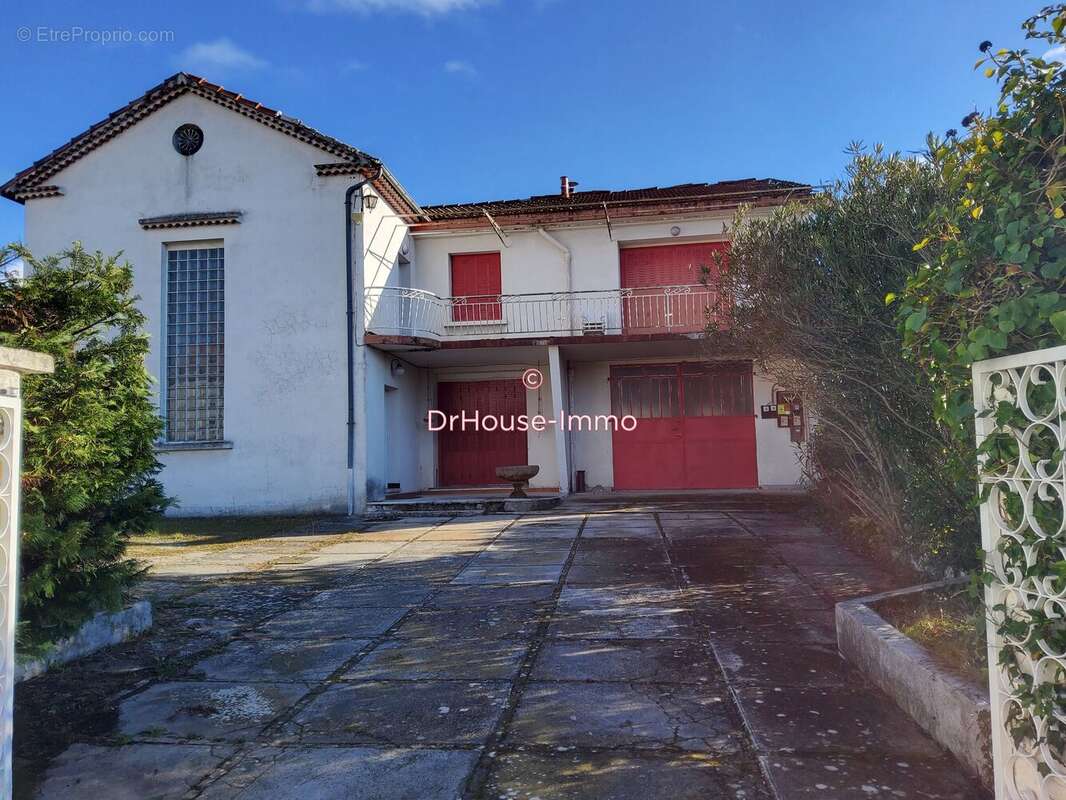 Maison à SAINT-JULIEN-LES-ROSIERS