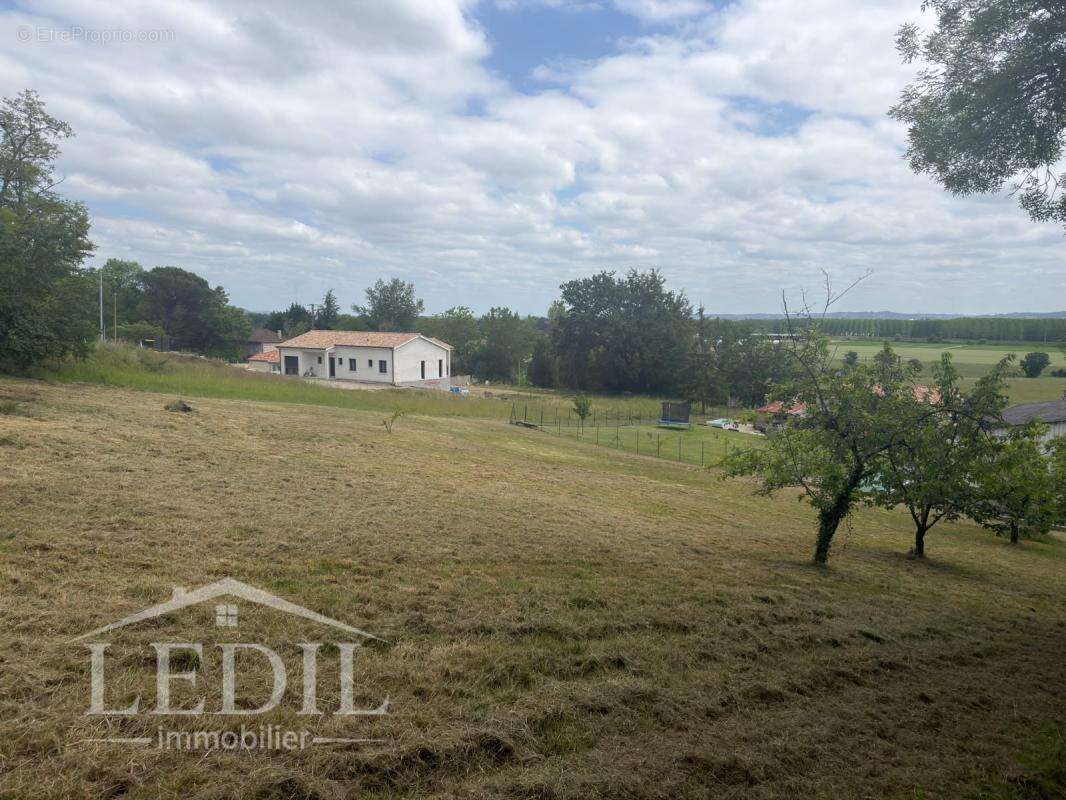 Terrain constructible 1922 m2 - photo 3