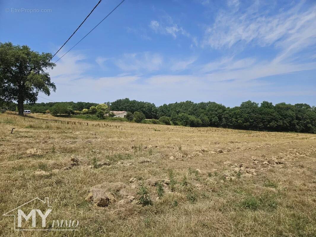 Terrain à FOUGUEYROLLES