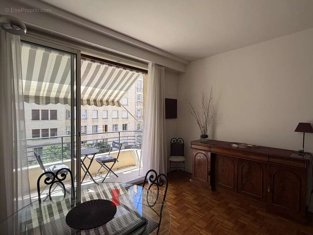 Appartement à PARIS-16E