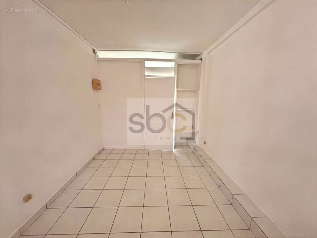 Cayenne centre – Local professionnel climatisé 28 m² – Idéal profession libérale ou bureau - photo 3
