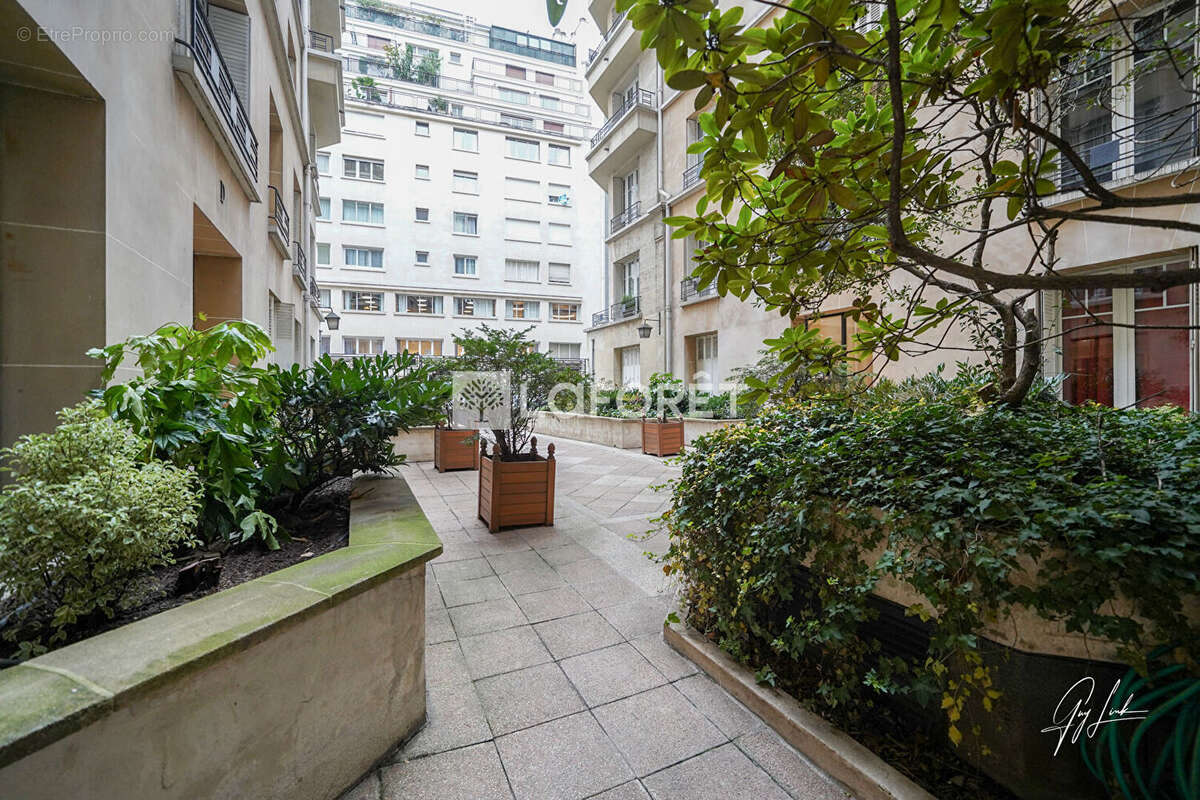 Appartement à PARIS-16E