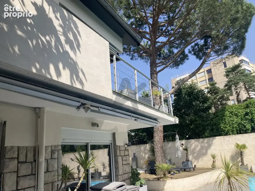 Champagne au Mont d’Or : maison familiale de 208 m2, 5 chambres, piscine, jardin paysager et terrasses. - photo 13
