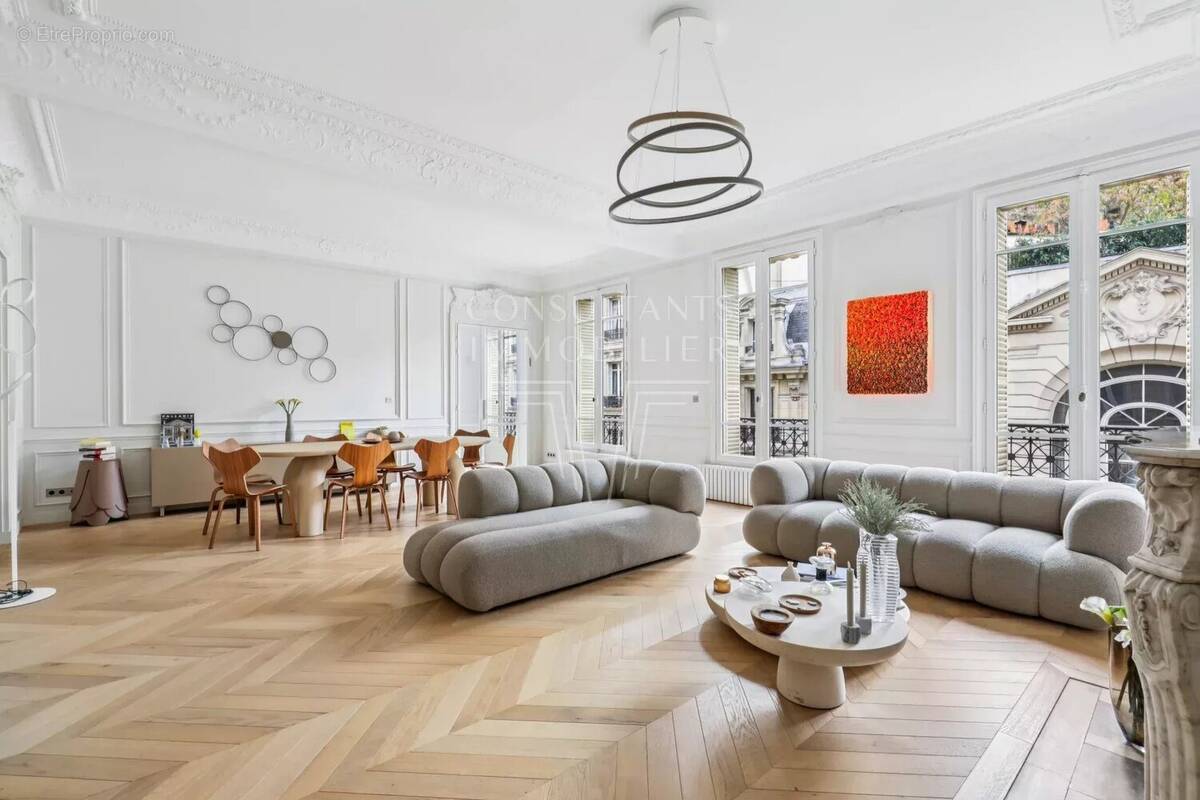 Appartement à PARIS-8E