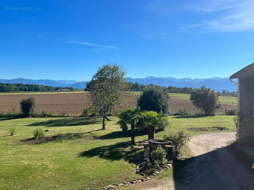 Maison en pierre dans les Hautes-Pyrénées, emplacement isolé, vue montagne, gîte, granges, piscine, terrain. Stone farmhouse in Hautes Pyrenees, secluded location, mountain view, gite, barn, pool, view - Maison à TOURNAY