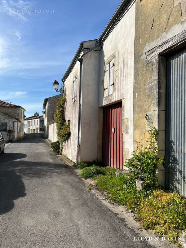 Parking à SAINT-SAUVANT