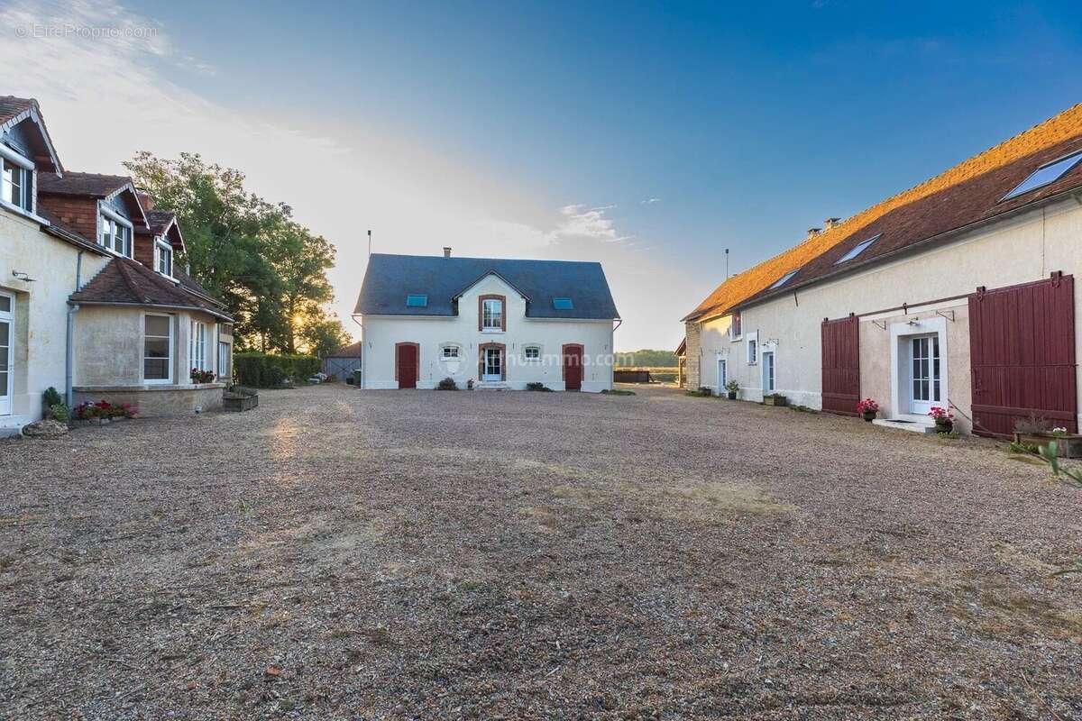 Maison plus 4 gîtes à La Chartre sur le Loir - photo 2