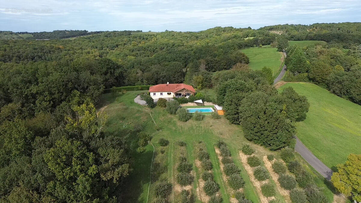 Maison à VILLECOMTAL-SUR-ARROS