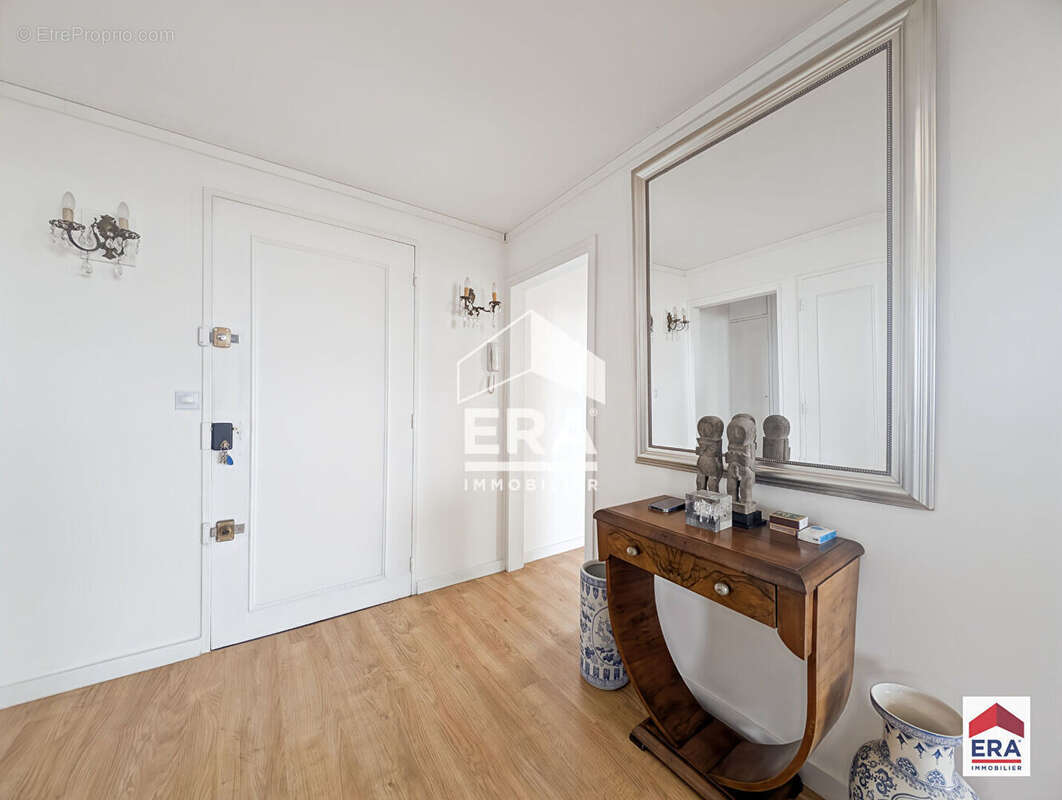 Appartement - 105 m² - Balcons - Garage fermé - Cave - Roubaix Barbieux - photo 8