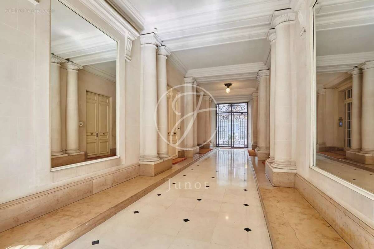 Appartement à PARIS-16E