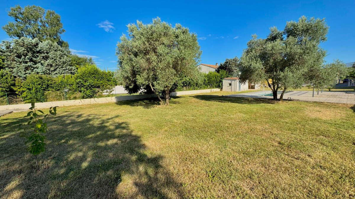 Maison à ENTRAIGUES-SUR-LA-SORGUE