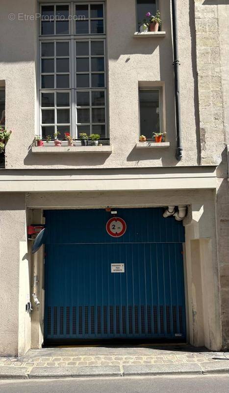 Parking à PARIS-4E