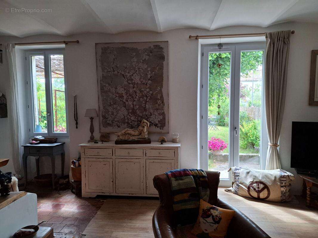 Charme, authenticité et potentiel pour cette belle maison de 90 m² + 50 m² de remise sur un terrain 690 m² constructible dans sa - photo 5