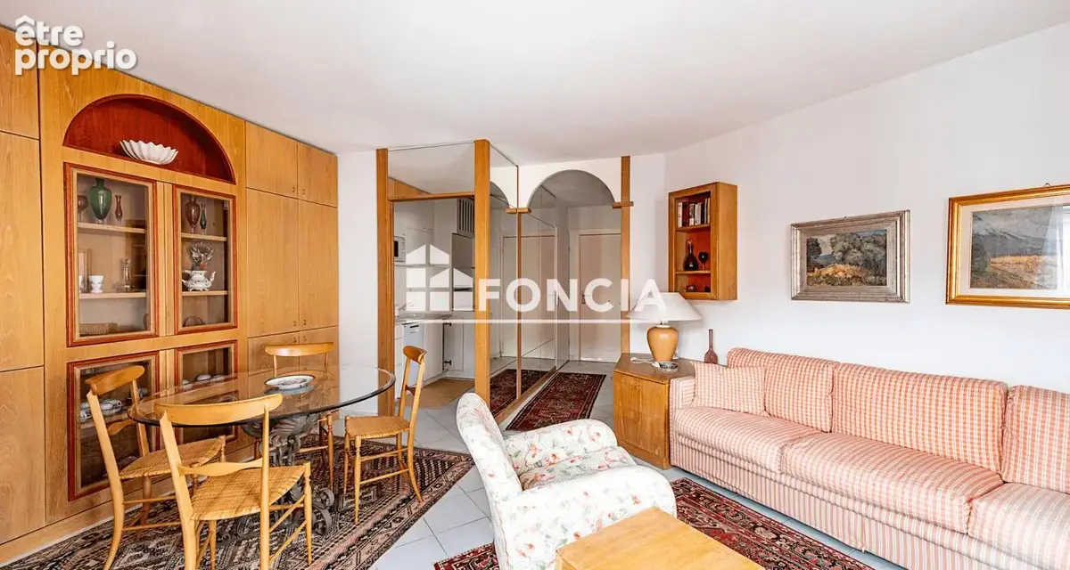 Menton centre ville, appartement de trois pieces entierement meublee sur mesure, vendu avec 2 garages - photo 3