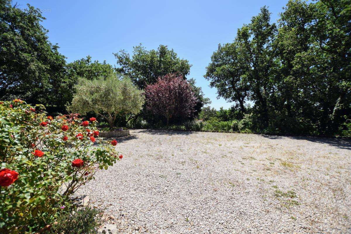 Maison À Vendre - 3 chambres de plain-pied avec piscine, garage et stationnement - photo 17