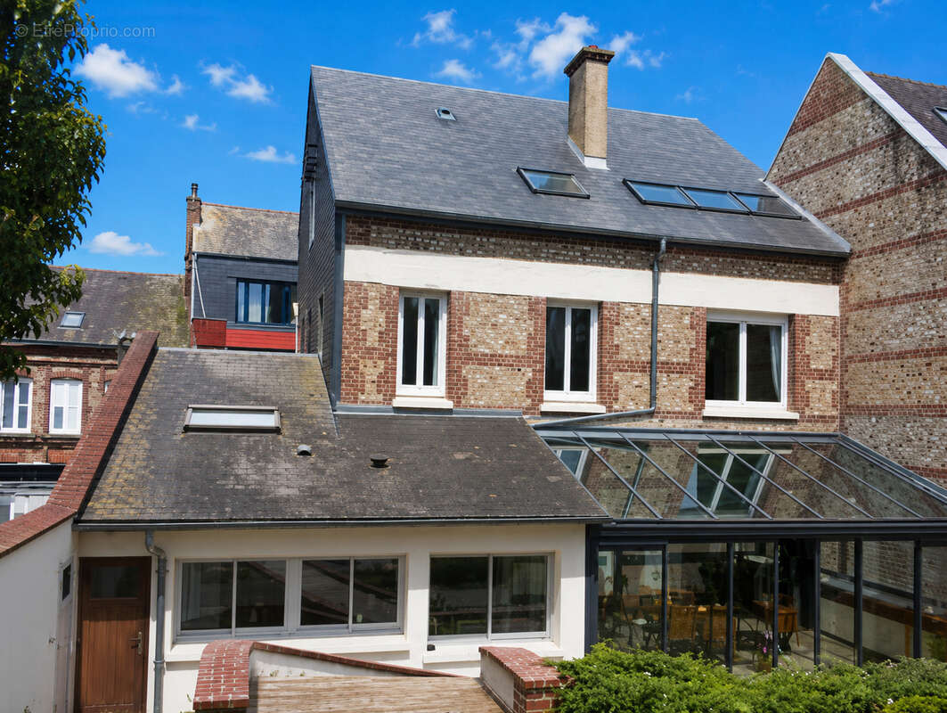 Elégante maison avec garages, jardin et dépendance à vendre en centre ville de Fécamp 76400 - photo 2