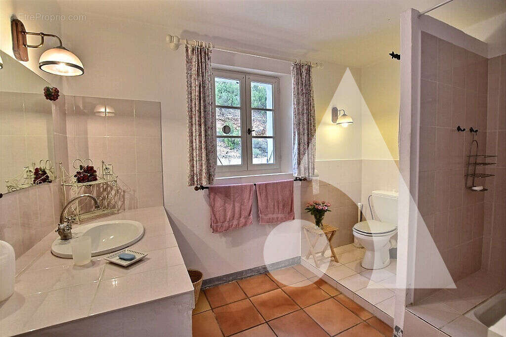 Maison provençale de plain-pied  135 m² avec piscine, double garage et fort potentiel ? Salernes - photo 11