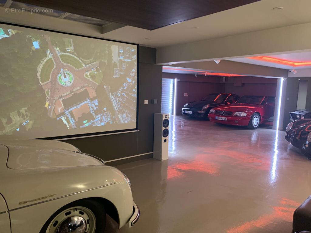Parking à PARIS-8E