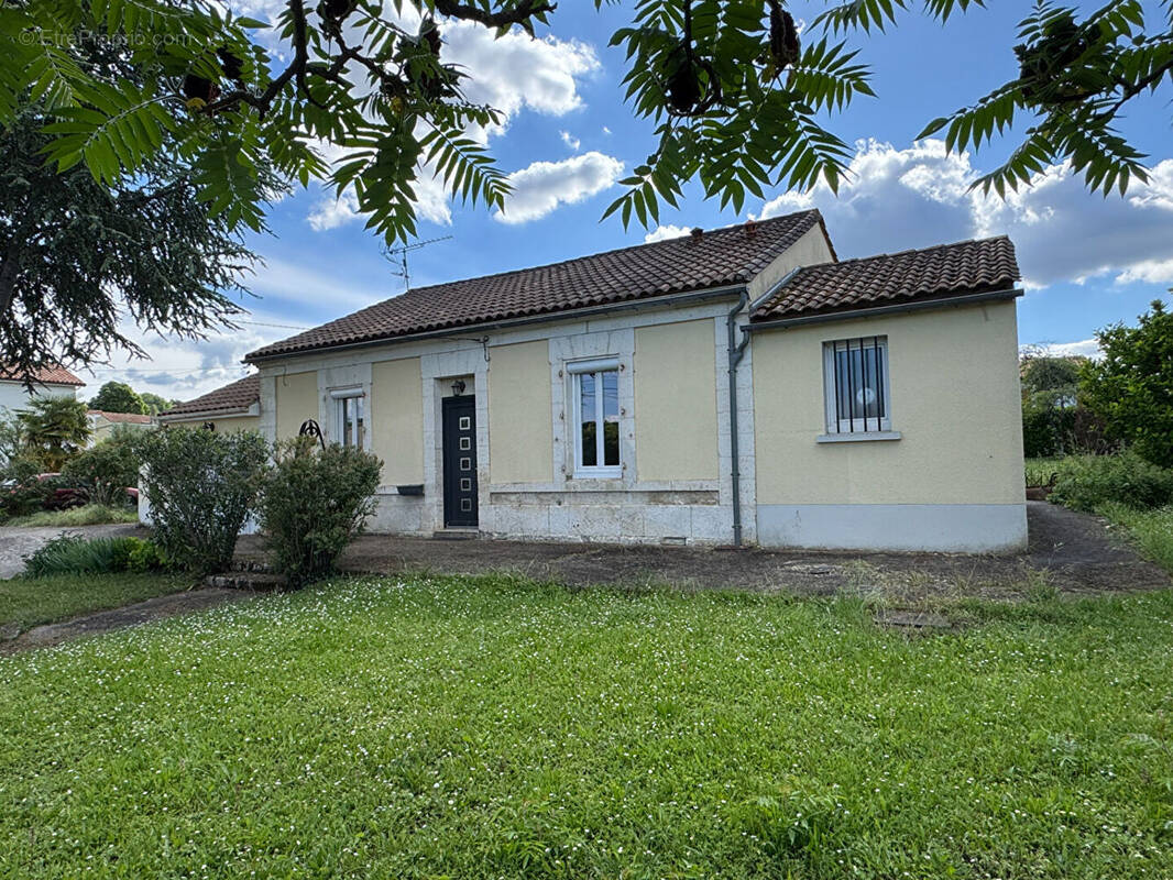 Maison à MAGNAC-SUR-TOUVRE