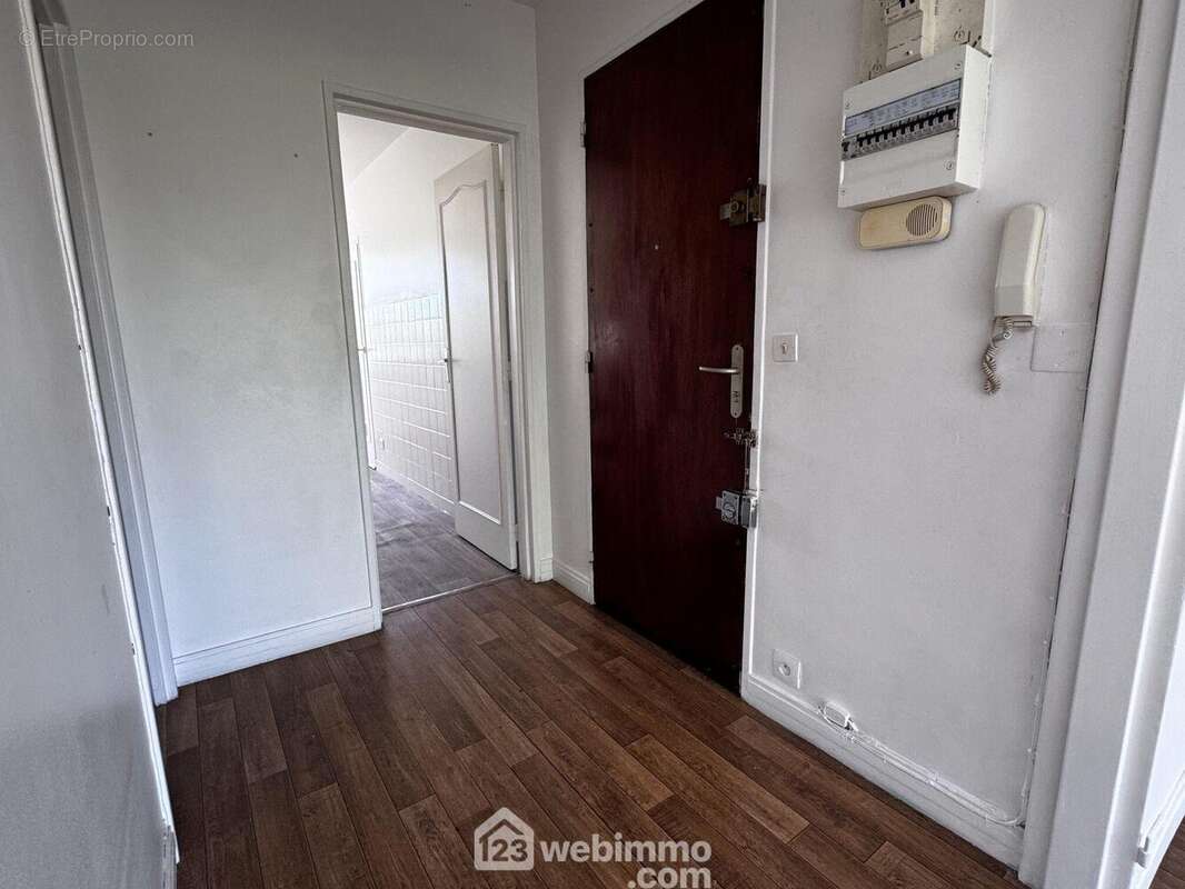 Commençons par cette spacieuse entrée, qui dessert les différentes pièces de l?appartement. - Appartement à RIS-ORANGIS