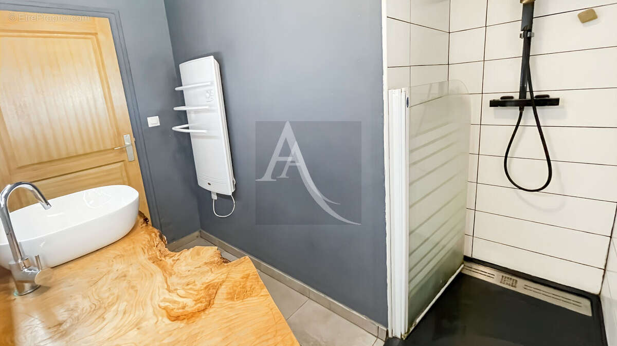 Maison avec dépendances, piscine et terrain plat - 3 chambres - 1 bureau - photo 13