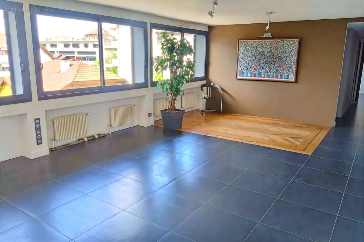 ANNECY - EXCLUSIVITE - plateau de près 160 m² en dernier étage - photo 4