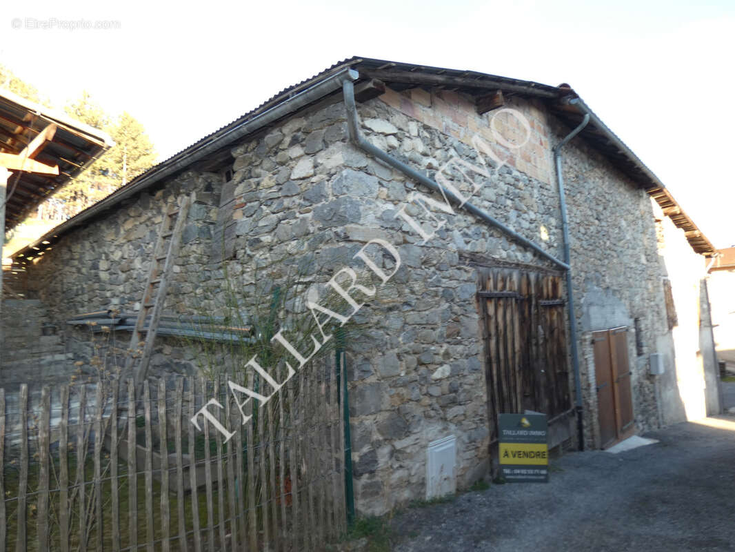 AU CALME !!! Grange en pierres à aménager, avec petit jardin - photo 13
