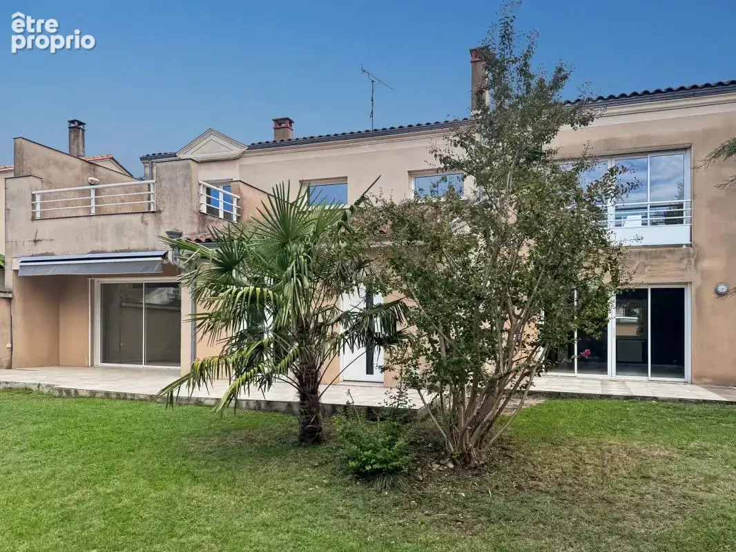 Clos chassaing /magnifique maison de ville / 5 chambres/ 3 sdb / jardin plat + terrasses/ garage et grand stationnement - photo 32