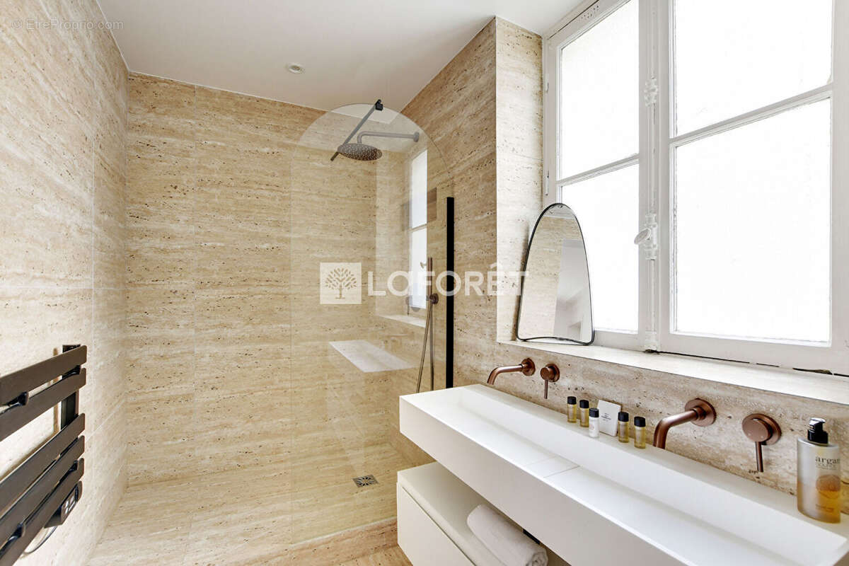 Superbe 2 pièces de 42 m² entièrement rénové, au pied du métro Vaugirard, immeuble ancien ! - photo 7