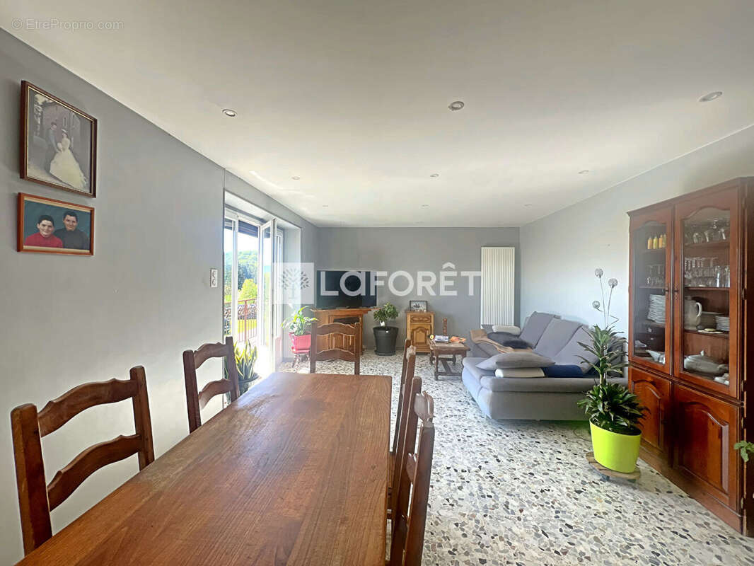 Maison à MARIGNA-SUR-VALOUSE