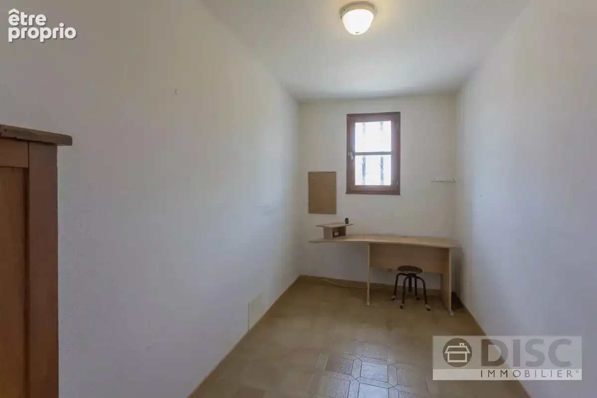 Vaste propriété de plus de 500 m² avec jardin clos et nombreuses possibilités. - photo 15