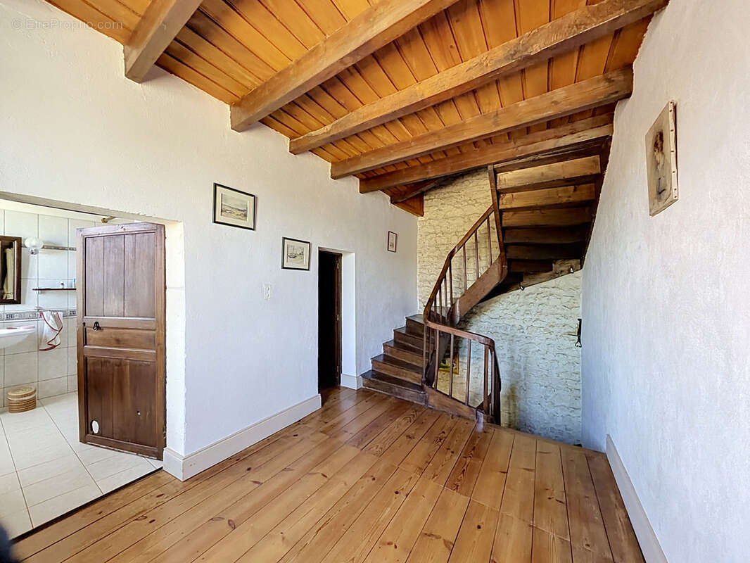 Maison à MONTIGNAC-CHARENTE