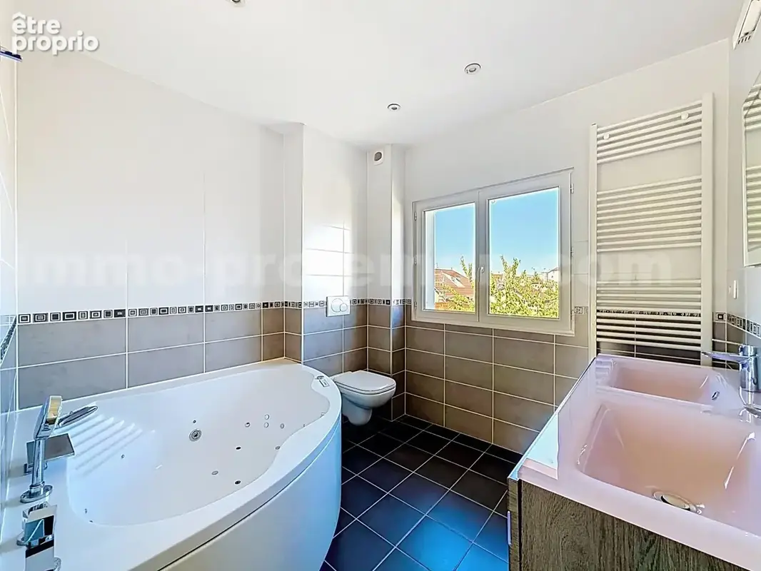 Appartement_T4_Gaillard_belle_superficie_prix_frontière_Suisse_direction_GENEVE_Tram_Ceva_vue_séjour_salon_cuisine_chambre1_chambre2_chambre3_salle_de_bain_dressing_